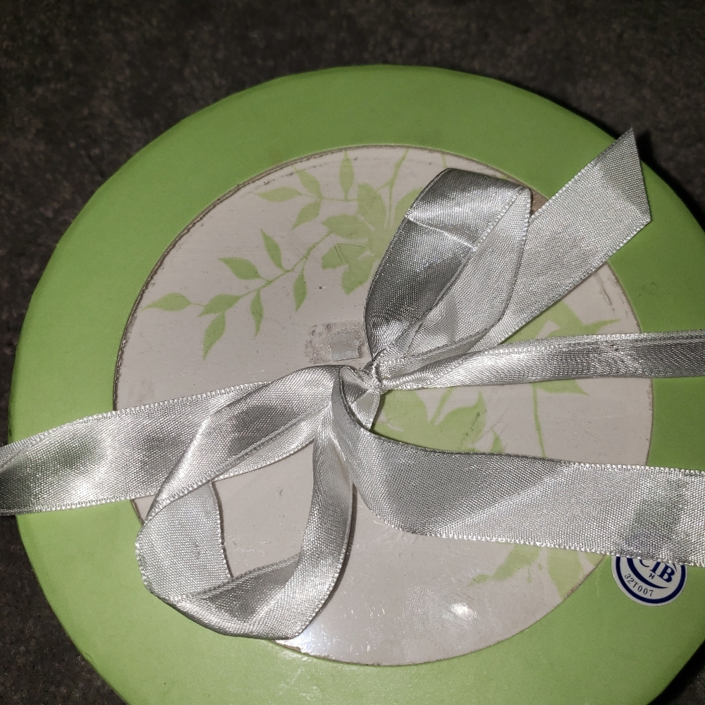 Set of 4 appetizer plates NWT